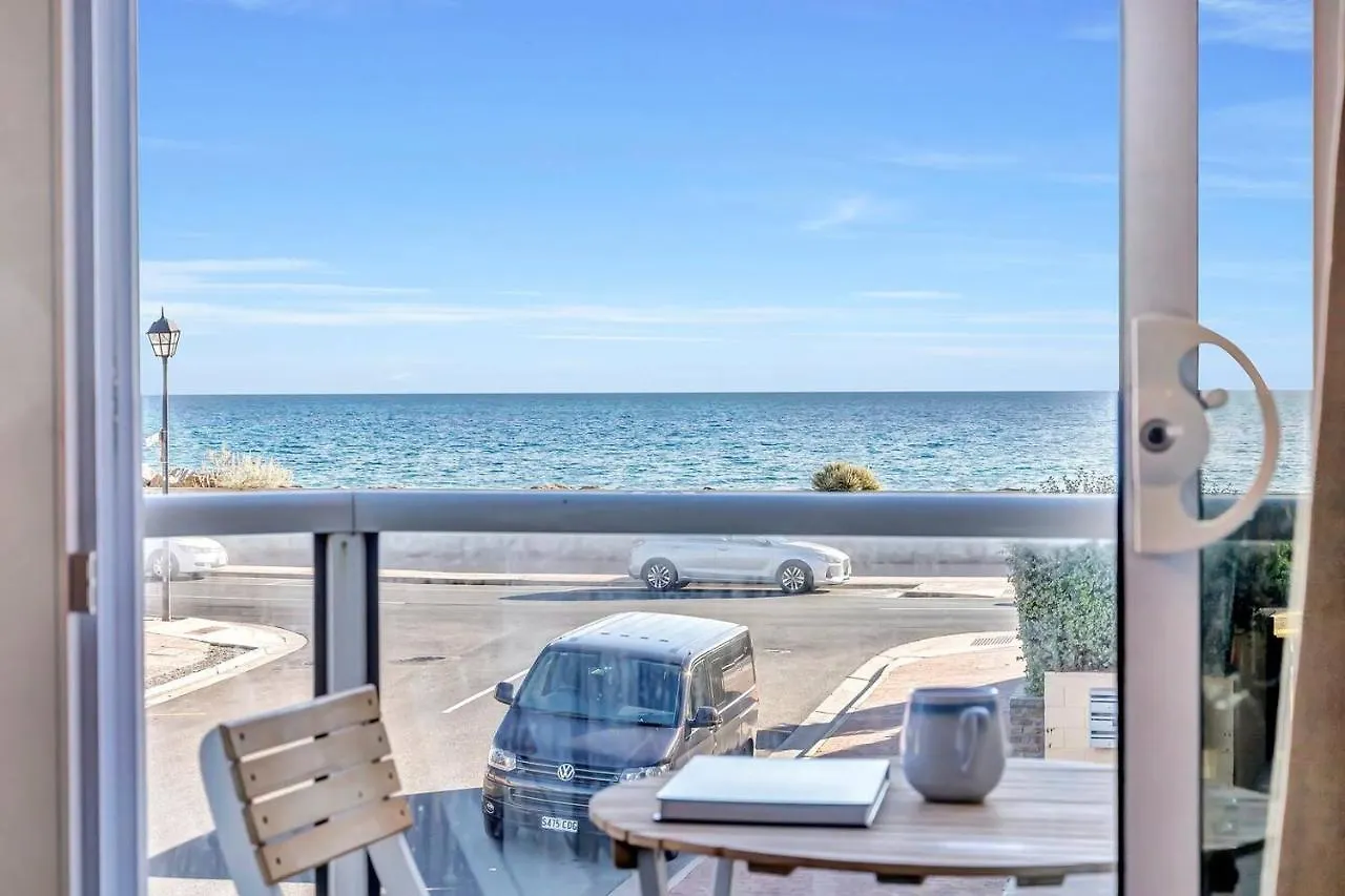 The Beach Pad - Breezy Bohemian Oceanfront Oasis Adelajda