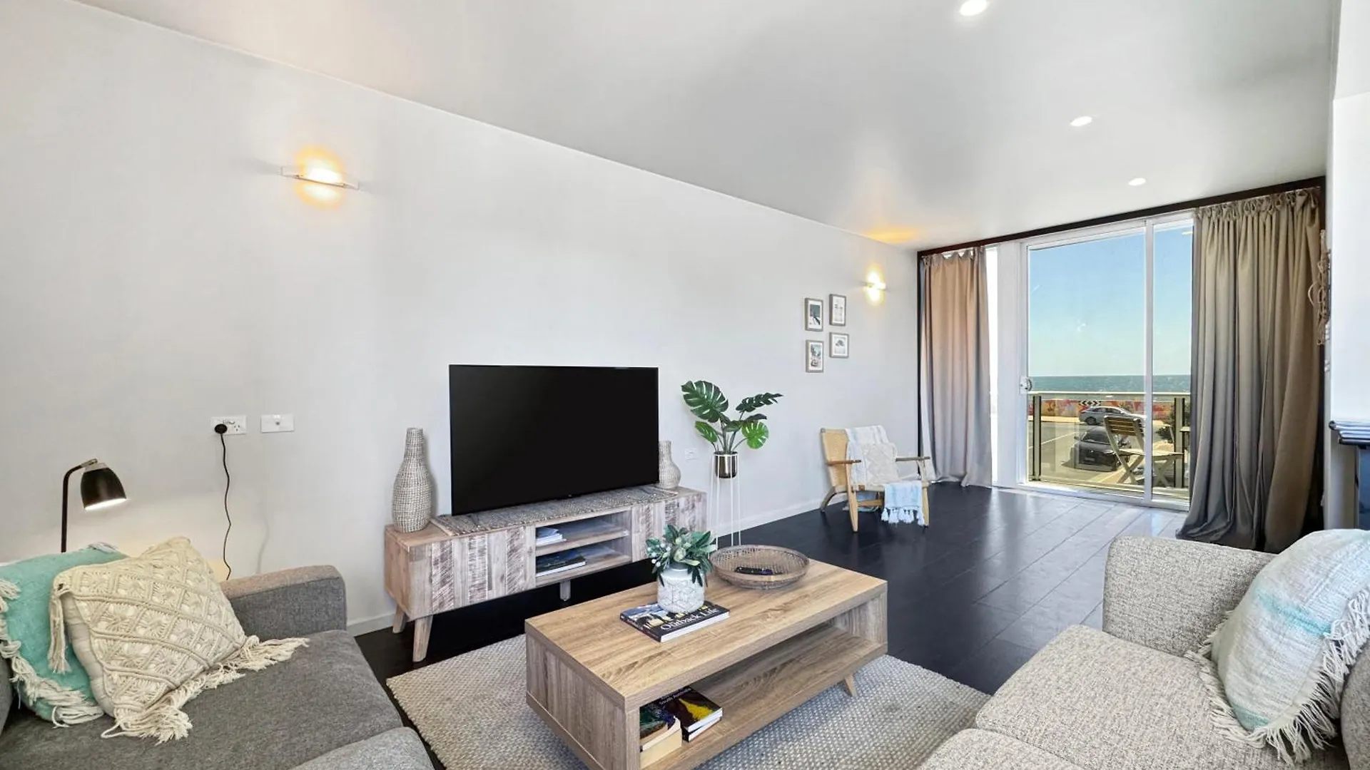 Apartament The Beach Pad - Breezy Bohemian Oceanfront Oasis Adelajda